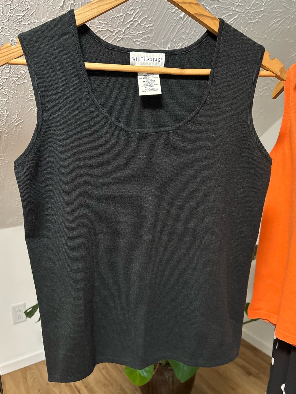 90s minimalist black stretch scoopneck tank top, size medium